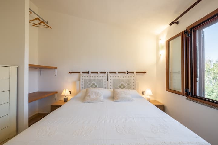 חדר הורים עם מיטת קווין סייז, מיזוג אוויר, תריסי האפלה, רשת יתושים, ארון בגדים גדול ושידה לחפצים שלכם. 