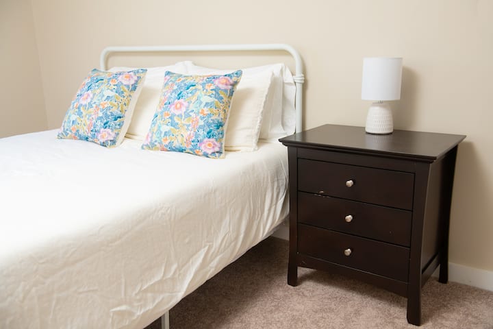 二楼，第三间卧室，配有标准双人床