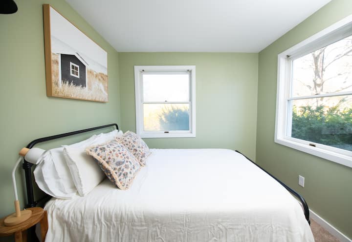 2楼4号卧室，配有标准双人床