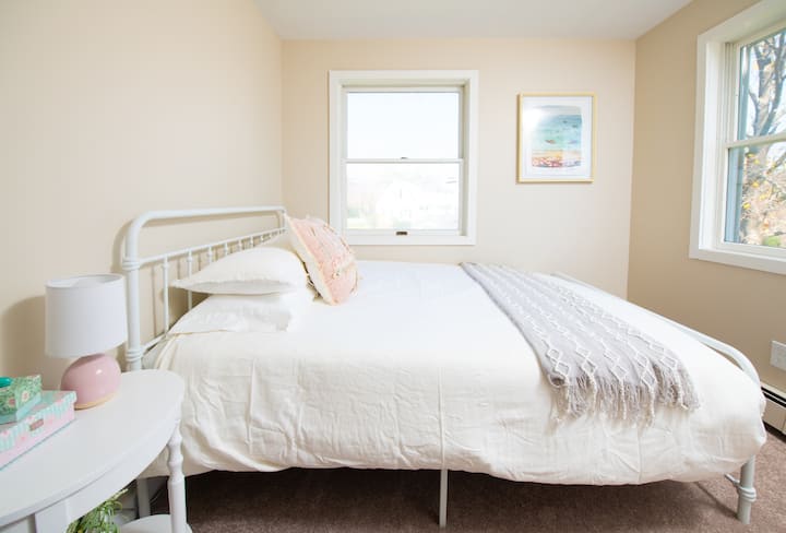 一楼，第二间卧室，配有标准双人床