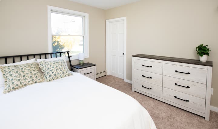 一楼主卧，配有标准双人床和套内卫生间