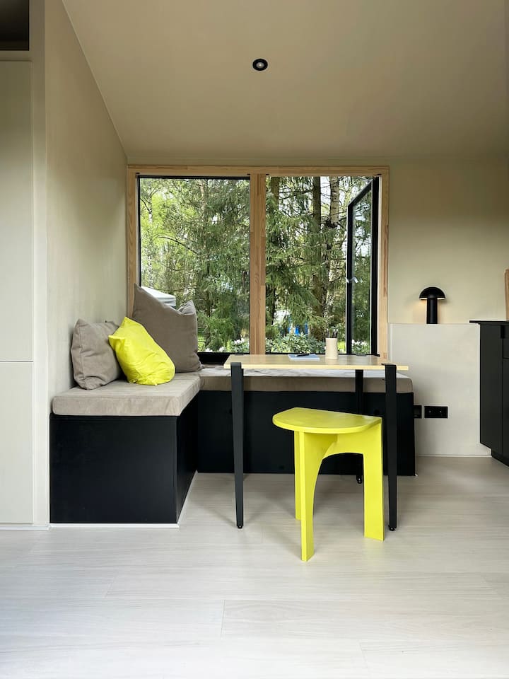 Sitting area with a table and stool that can be built up and down.
