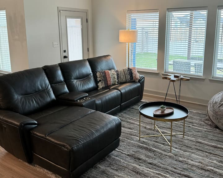 Woonkamer
     -Leather Sectionional with Powered Recliners
     - Slimme Tv
     - Elektrische open haard
     - plafondventilator.
     - Super Comfortabele LoveSac 'MovieSac'