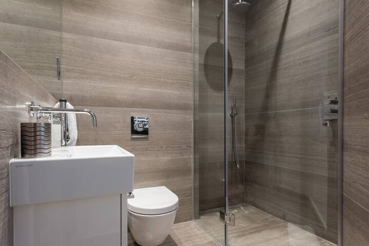 Heart of the Action: 2 bed nearby London Eye gallery image 5