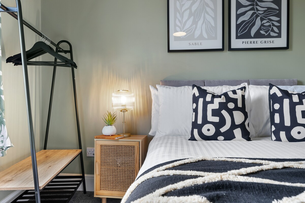 Опуштете се во двокреветната соба во Blue Puffin Stays Short Lets & Serviced Accommodation, во комплет со висококвалитетен кревет, премиум постелнина и удобен абажур - совршен за мирна ноќ по денот поминат во истражување