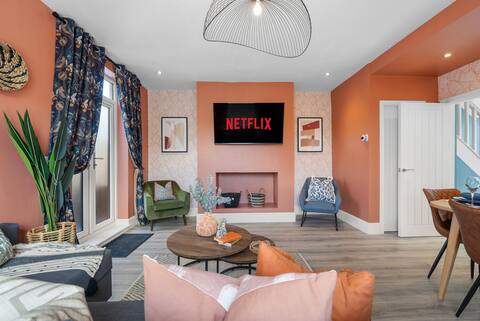 Stylish 4-BR House & Central w/ Parking, Sleeps 11
