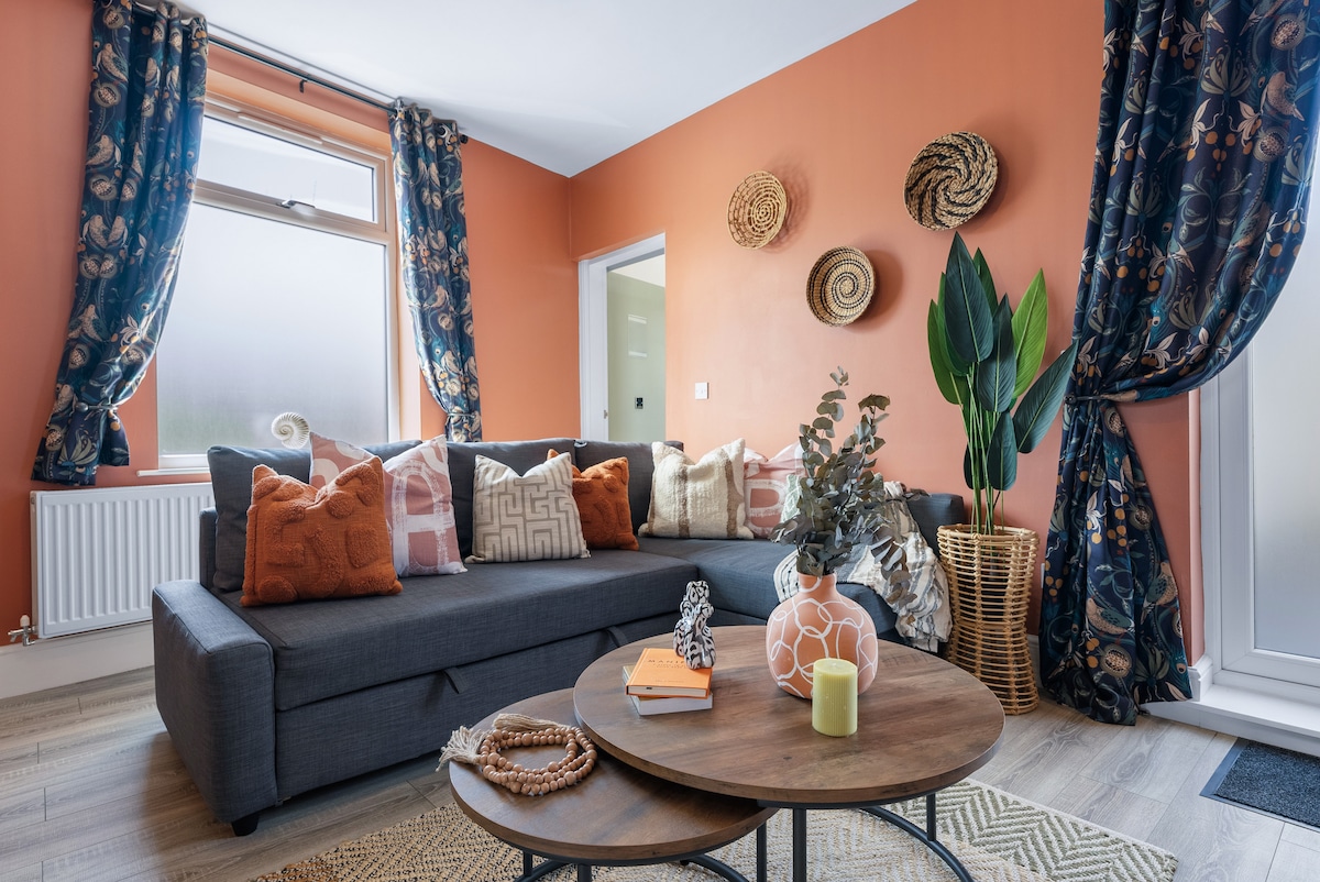 Опуштете се со семејството во пространиот удобен дневен простор во Blue Puffin Stays Short Lets & Serviced Accommodation, со удобен кауч и телевизор со рамен екран со Netflix (само најавете се во вашите податоци) за совршено опуштање по еден ден истражување.