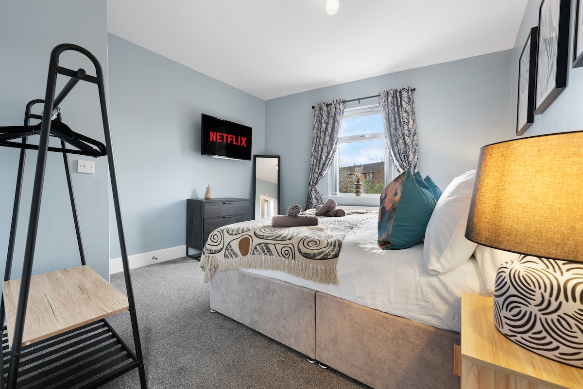 Опуштете се во спалната соба со супер брачен кревет во Blue Puffin Stays Short Lets & Serviced Accommodation, во комплет со висококвалитетен кревет, премиум постелнина и удобен абажур - совршен за мирна ноќ по еден ден истражување