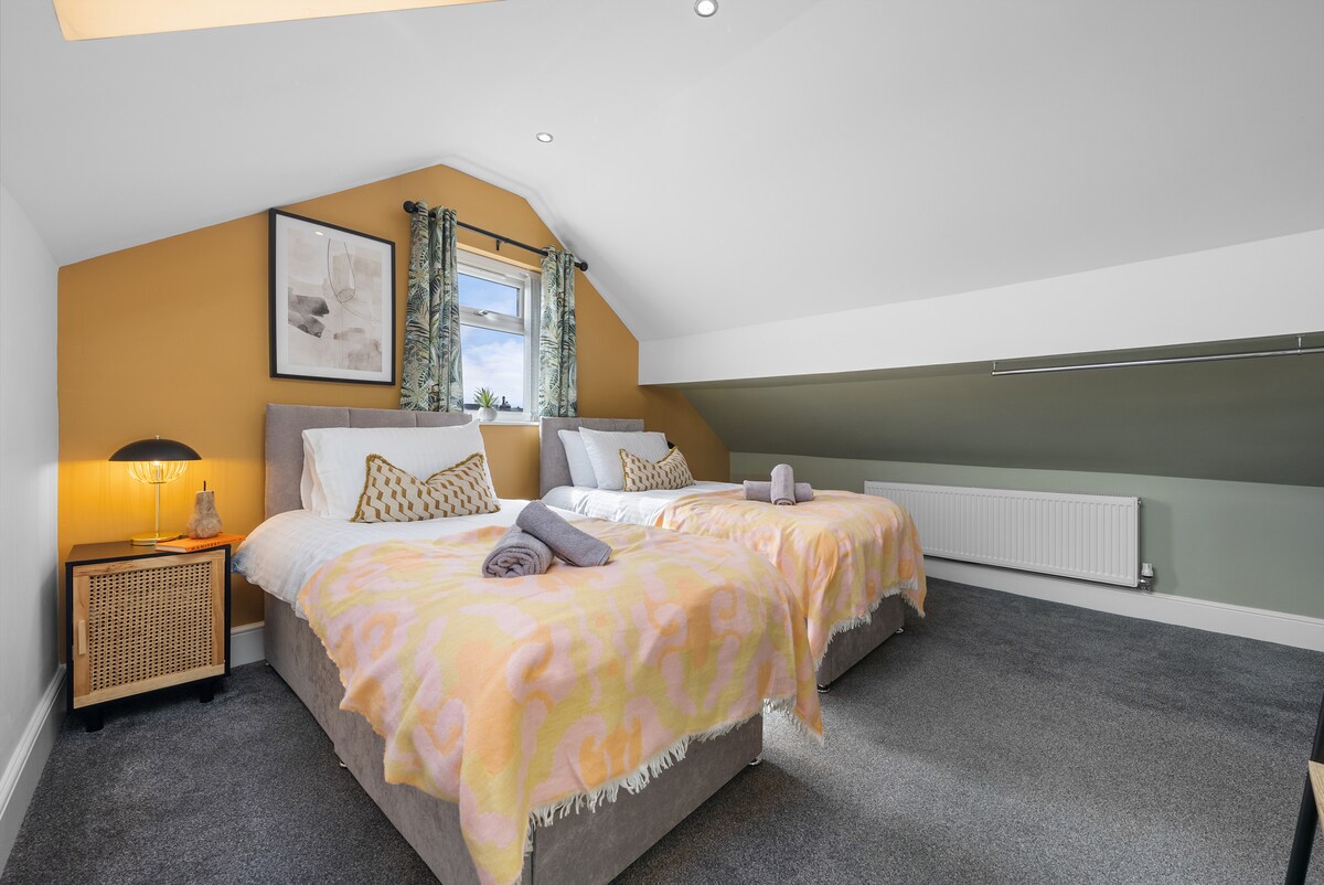 Опуштете се во двокреветната соба во Blue Puffin Stays Short Lets & Serviced Accommodation, со висококвалитетни кревети, постелнина и гардероба за лесно организирање - совршено за мирен ноќен сон по истражувањето.