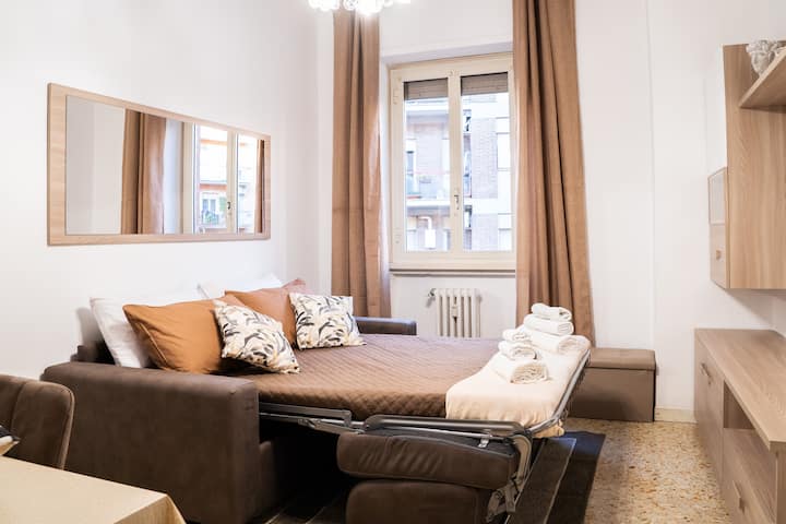 ห้องนั่งเล่นพร้อมเตียงโซฟา