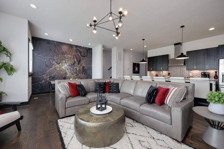 Two Townhomes | Enjoy the Hot tub and City Views! gallery image 2