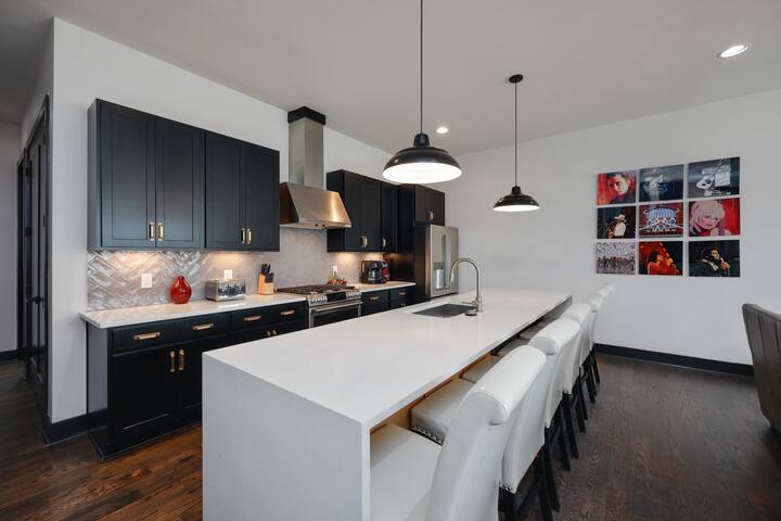 Two Townhomes | Enjoy the Hot tub and City Views! gallery image 5