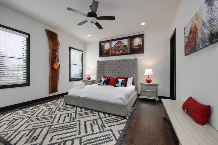 Two Townhomes | Enjoy the Hot tub and City Views! gallery image 4