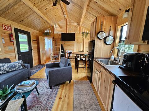 New Tiny Home Cabin with Hot Tub and Scenic Views