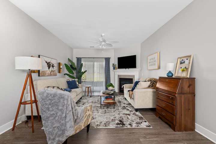 Bettendorf Gem: 2BR Condo w/ King Bed & Garage