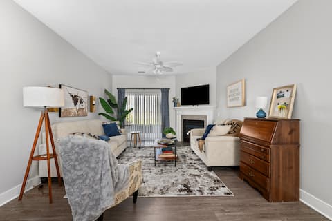 Bettendorf Gem: 2BR Condo w/ King Bed & Garage