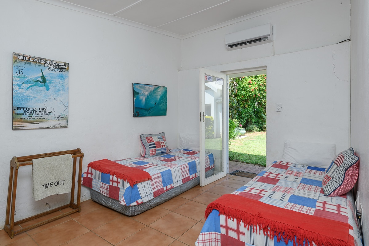 غرفة نوم في كوخ خارجي للأطفال وسريران مفردان للأطفال يحتويان على مكيف هواء يبرد جميع غرف النوم الثلاث إذا ظلت جميع الأبواب الأمامية الثلاثة مغلقة  