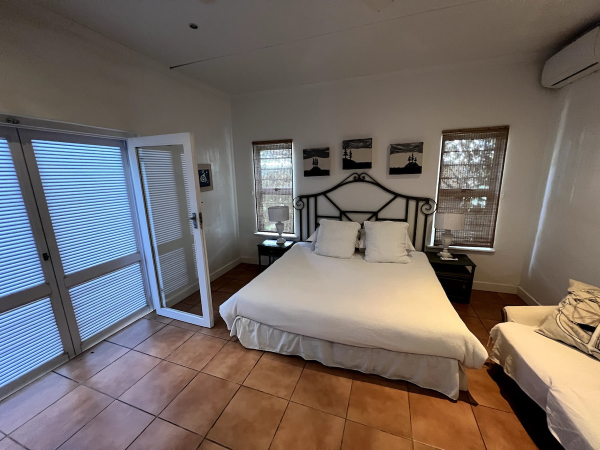 غرفة 2 حمام داخلي ومكيف هواء