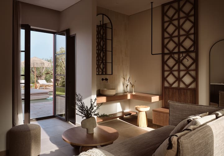 Chumba hiki cha kulala kina mlango tofauti, eneo la mapumziko na kitanda cha watu wawili chenye ufikiaji wa moja kwa moja wa bwawa.