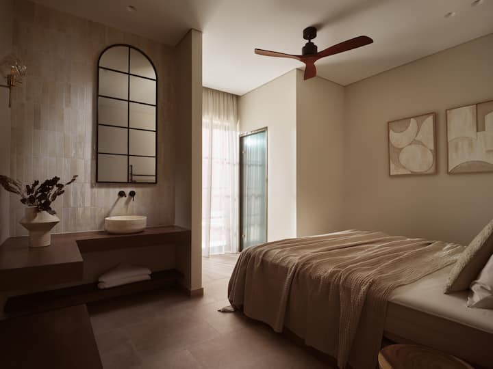 Chumba kingine cha kulala mara mbili kilicho na bafu la chumbani na ufikiaji wa bwawa. 