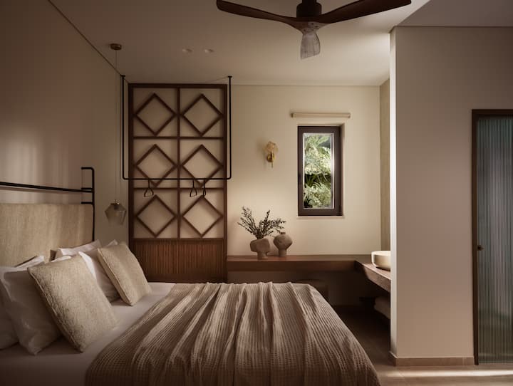 Kitanda cha ukubwa wa kifalme kilicho na bafu la chumbani na bafu. 