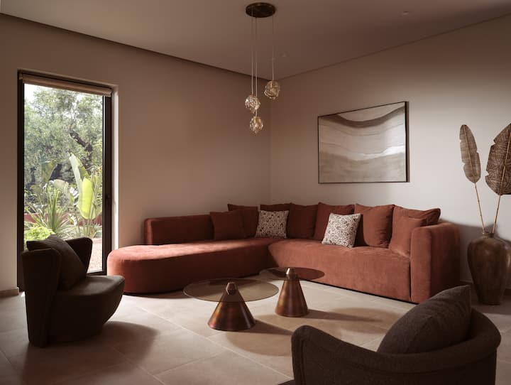 Ubunifu wa Sebule, ulio na kochi kwa ajili ya mgeni wa ziada kulala. 