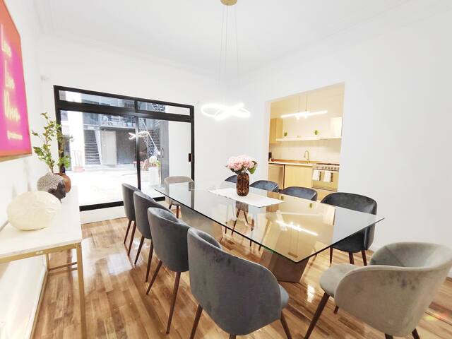 Perfect for Groups: Chic 4-Bedroom + 1 Loft gallery image 3