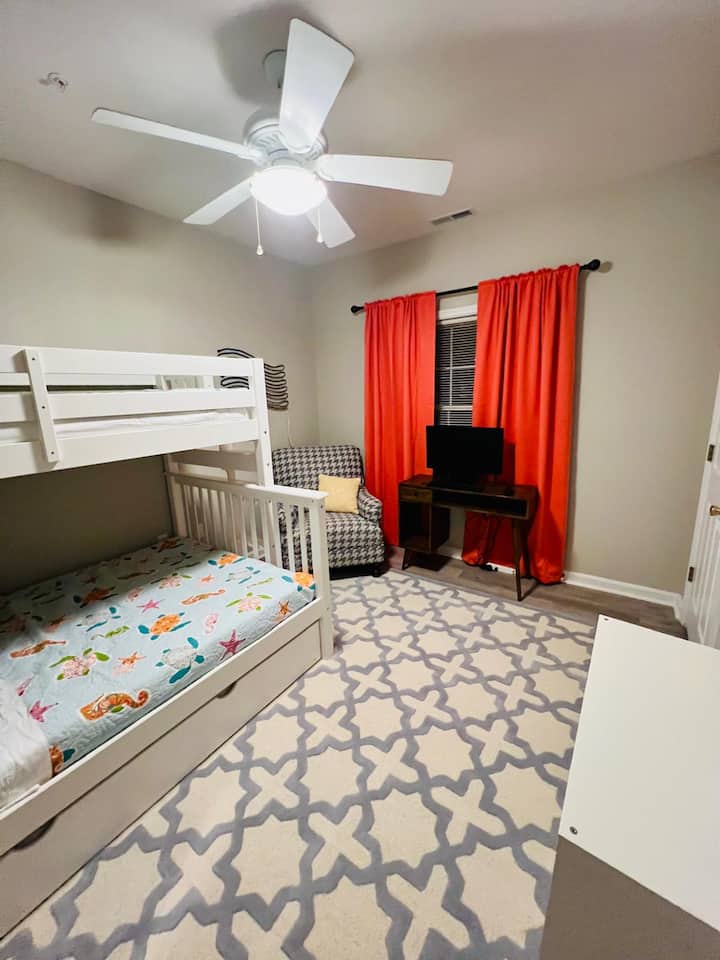 Druhá spálňa s kancelárskym stolom, ktorý má  dokovaciu stanicu pre váš notebook. 