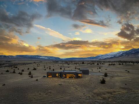 Wander Yellowstone Valley w/ Workstation & Gym