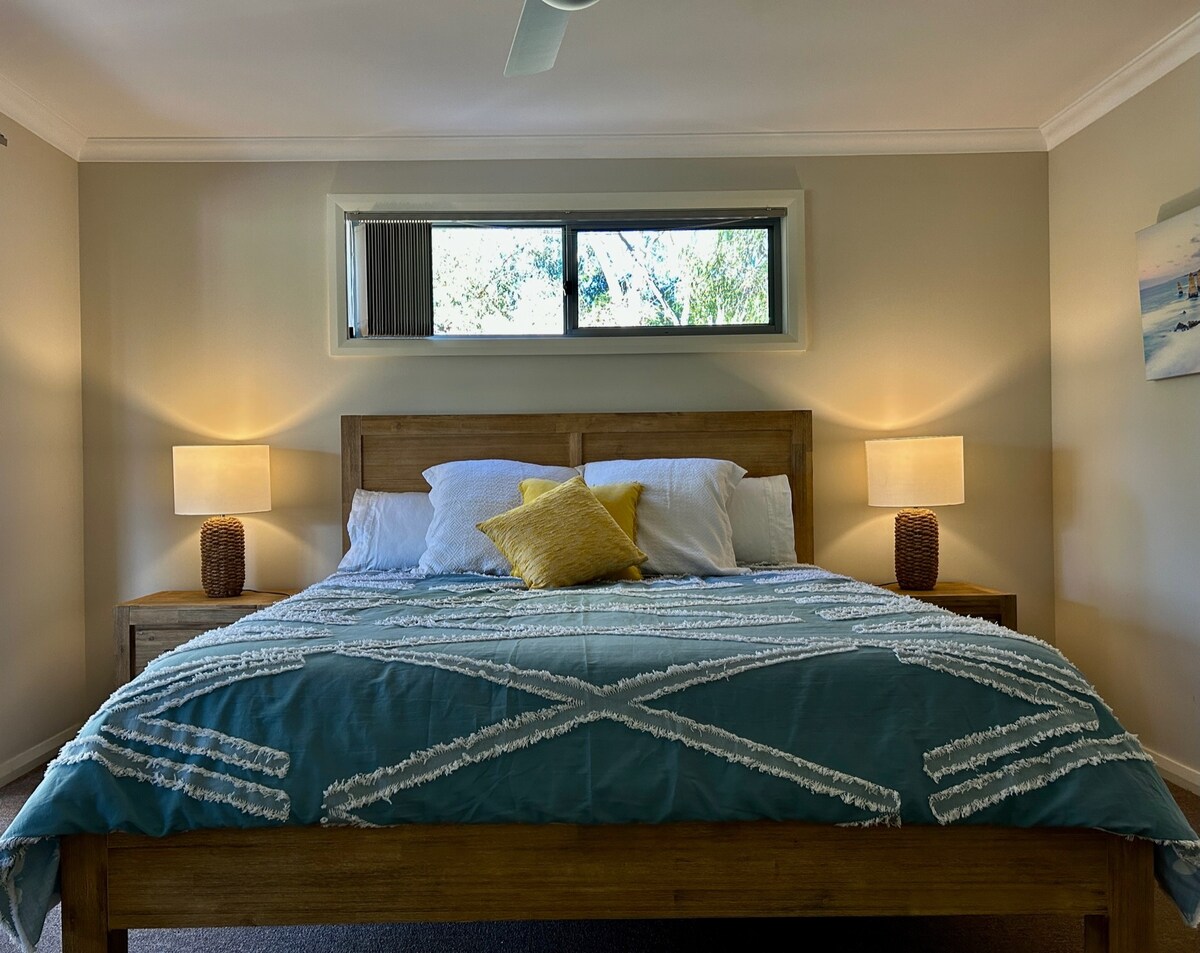 Dhomë gjumi kryesore me hyrje në ballkon. 
Çarçafët dhe shtrojat e ofruara 