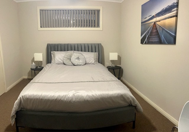 Dhomë gjumi e dytë, krevat dopio "queen" me hyrje në verandën e pasme. Çarçafët dhe shtrojat e ofruara. 