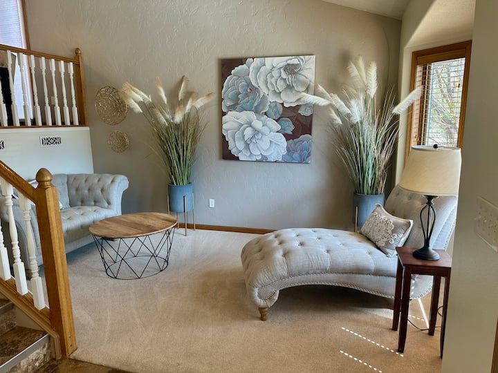 Modern Comforts - Stay/play/work - Casper, WY