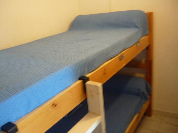 Ხის სახლი ბინის შესასვლელთან 2 ორსართულიანი საწოლით 