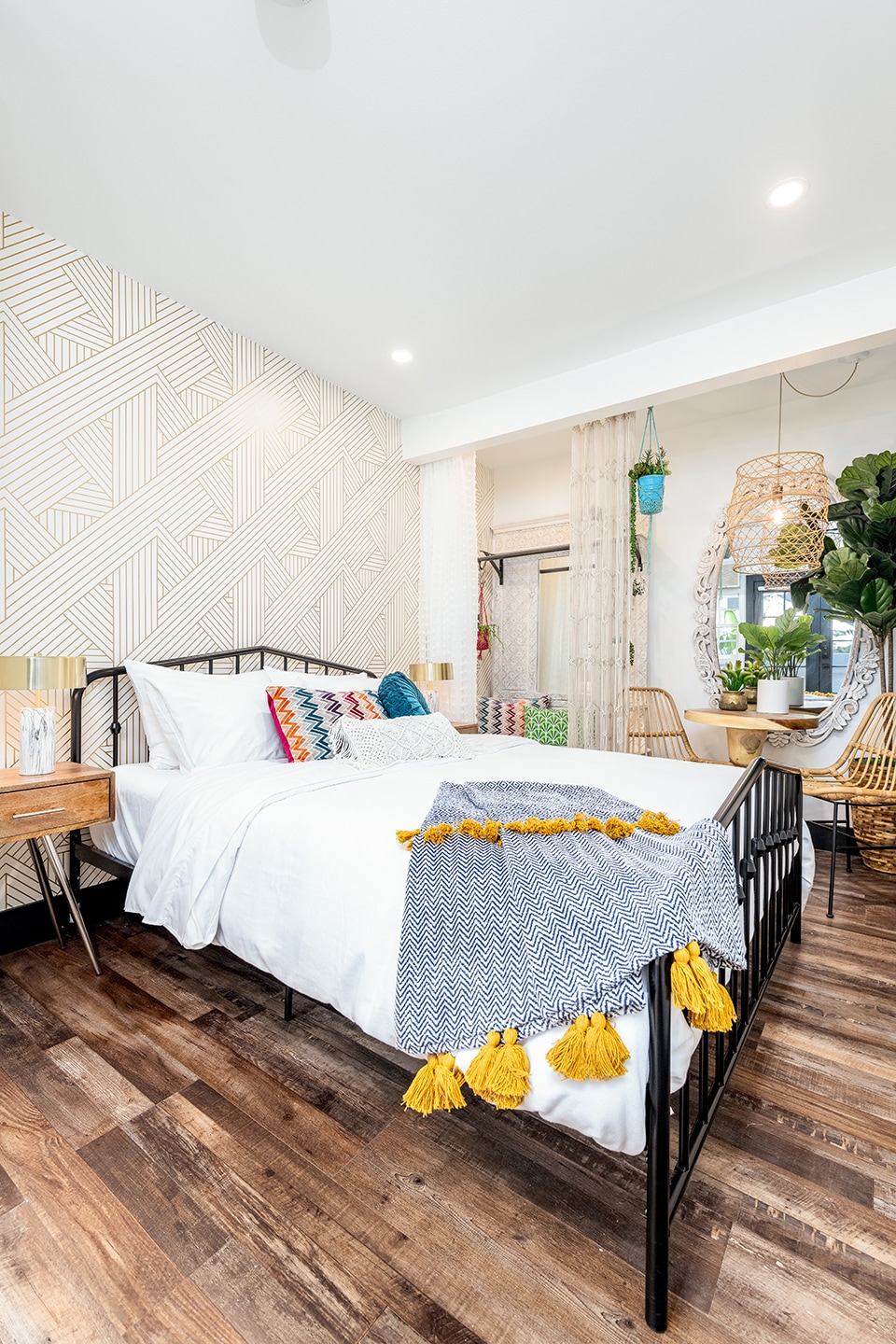 Dormitorio privado estilo estudio con cama tamaño queen