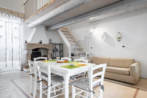 Proprietà Airbnb di successo: GuestHost – Palazzo Rolli – The Fireplace Room a Galatone