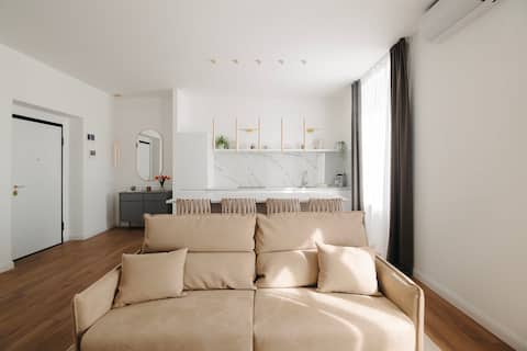 Top Airbnb: Elegant apartment with private parking in Varese