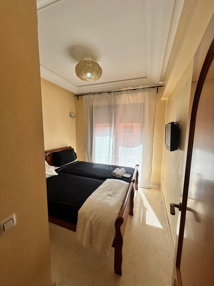 Მეორე საძინებელი დიდი ტერასითა და აუზის ხედით  