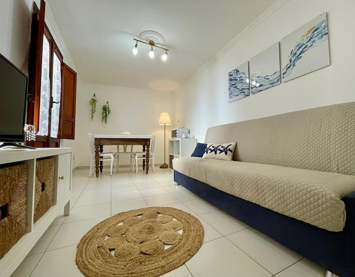 Მისაღები ოთახი ორადგილიანი გასაშლელი დივნით
Სმარტ-ტელევიზორი 
პატარა კუთხე მიკროტალღური ღუმელითა და დიდი მაგიდით
Წვდომა დიდ კერძო ტერასაზე