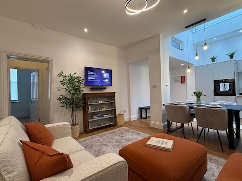 Successful Airbnb property: Spacious, Worcester city centre apartment in St. Peter The Great County