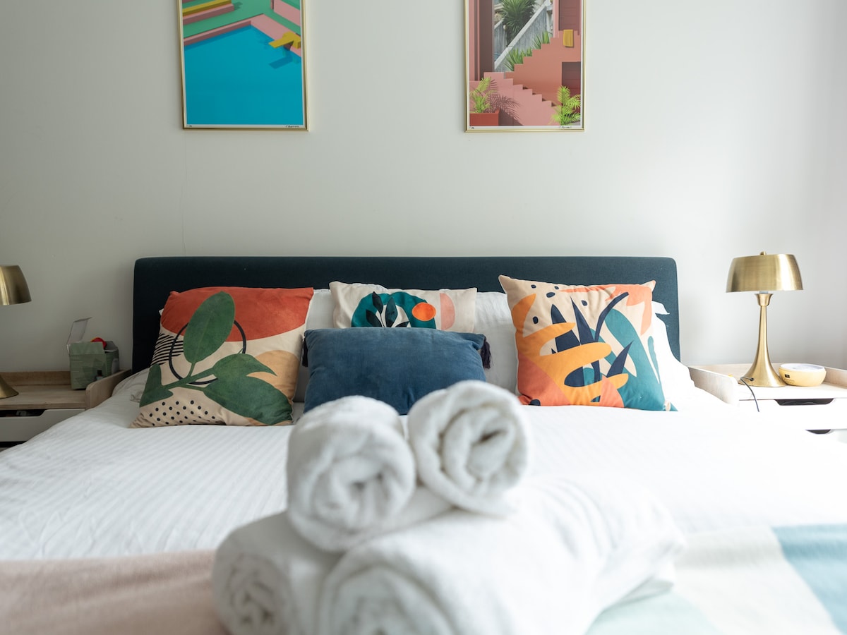 Jedan ručnik za tijelo i jedan ručnik za ruke isporučeni su po osobi.