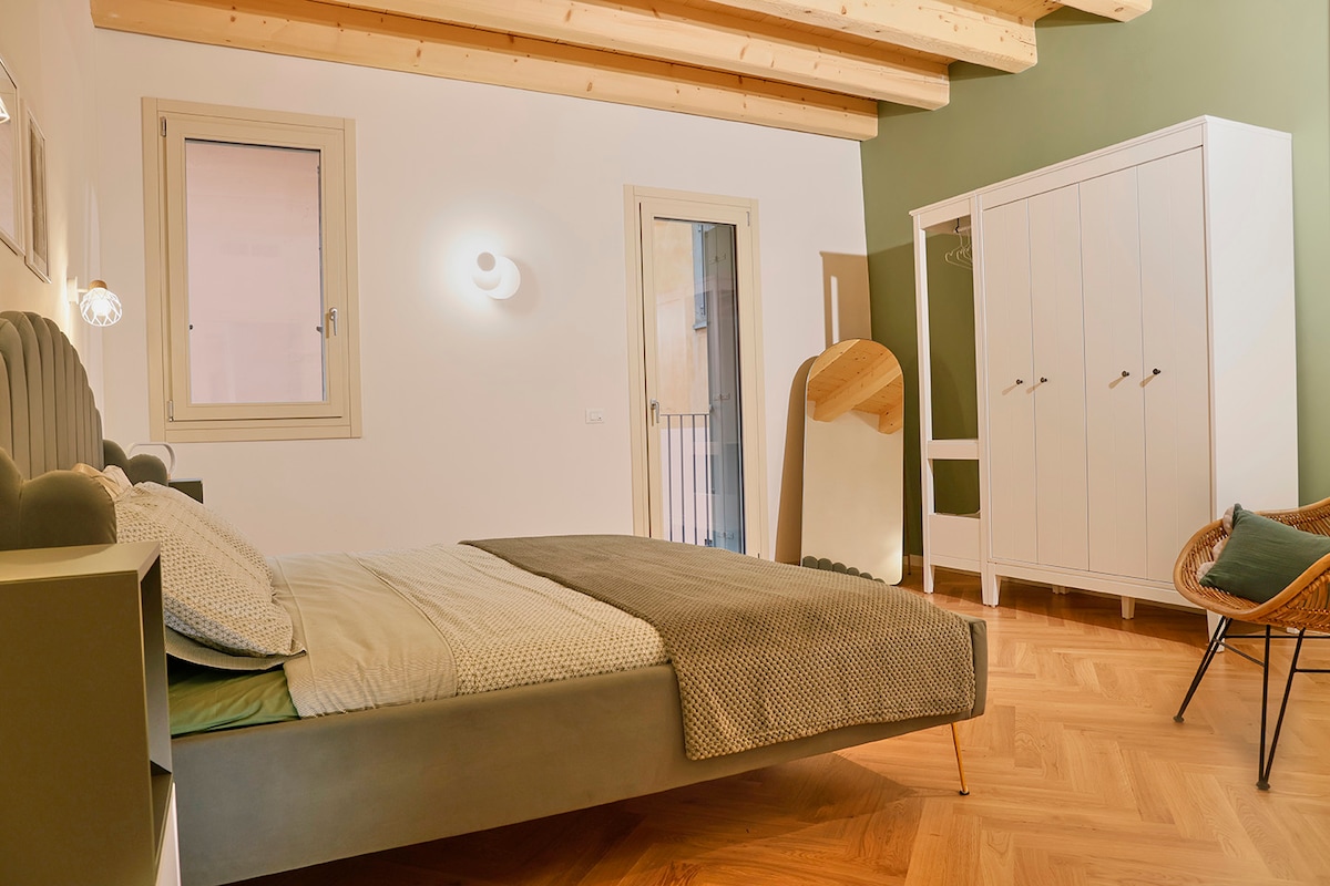 Chumba kikubwa cha kulala cha mita za mraba 20 chenye kitanda cha sentimita 180*200 (futi 5.9 * 6.5) na godoro lenye urefu wa sentimita 20. Kamilisha chumba cha kabati mbili na uwezekano wa kuning 'inia na kioo cha urefu kamili. 