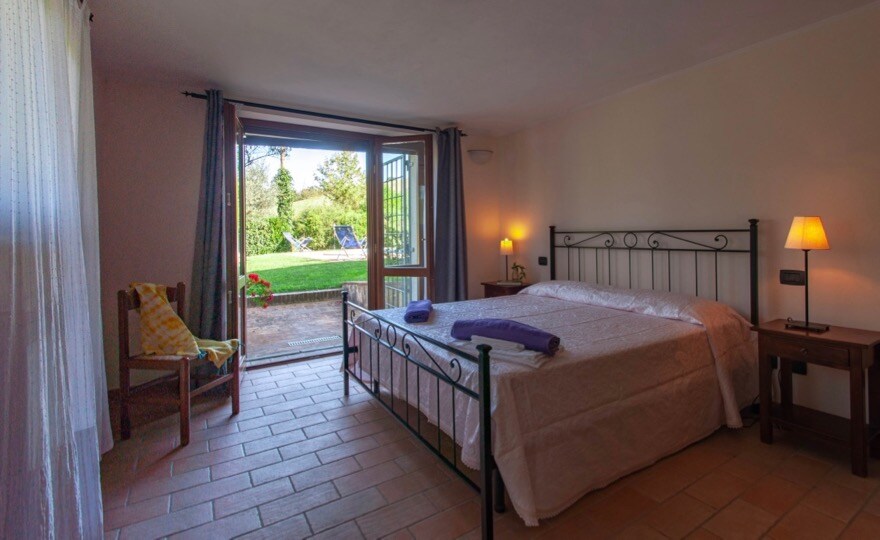 Двокреветна соба на приземје, брачен кревет (широк 150-179 см)