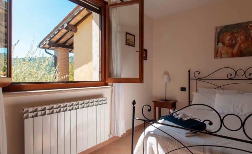 Двокреветна соба на првиот кат, брачен кревет (широк 150-179 см)