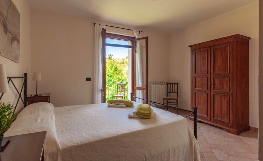 Двокреветна соба на првиот кат, брачен кревет (широк 150-179 см)