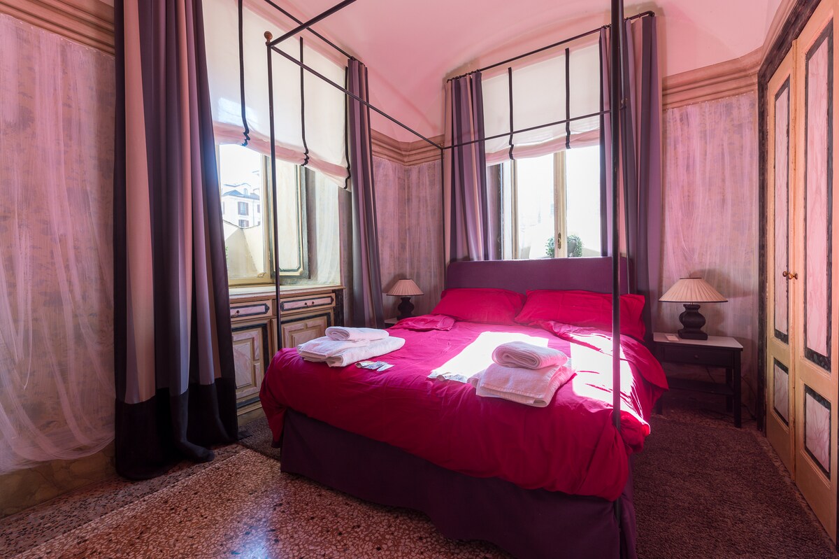 L'affascinante letto a baldacchino vi aspetta per riposare in un ambiente unico e curato. La stanza da letto è condizionata, con TV, ampio armadio e cassettiera, oltre ai comodini con abat-jour.