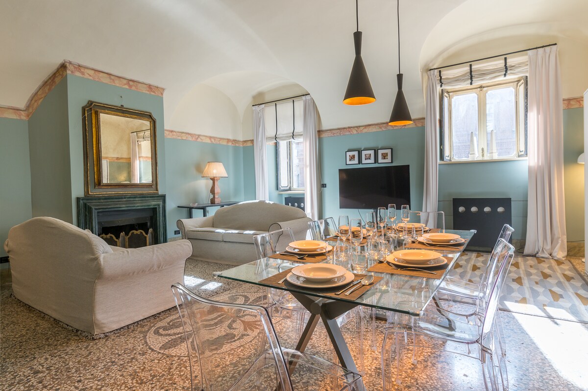 L'elegante salone ti immerge nello stile e nei sapori di un tempo. L'affaccio delle finestre è sulla Piazza da cui potrai ammirare il Palazzo Carignano e il Museo Egizio.  Accanto troverai il Teatro Carignano e lo storico Ristorante Del Cambio.