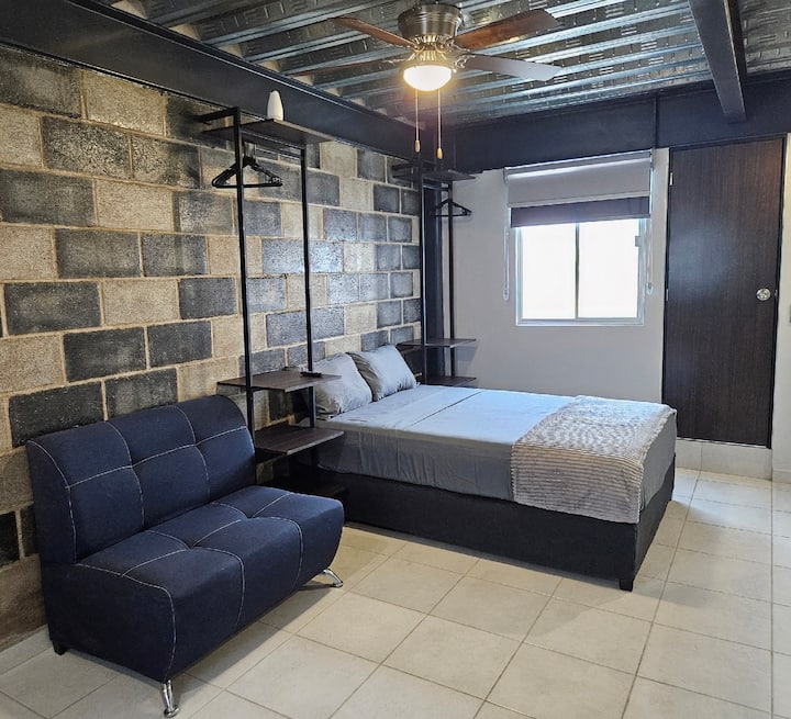 מיטה זוגית עם מזרן נוח, מקום לשמור על בגדים מקופלים ותלויים