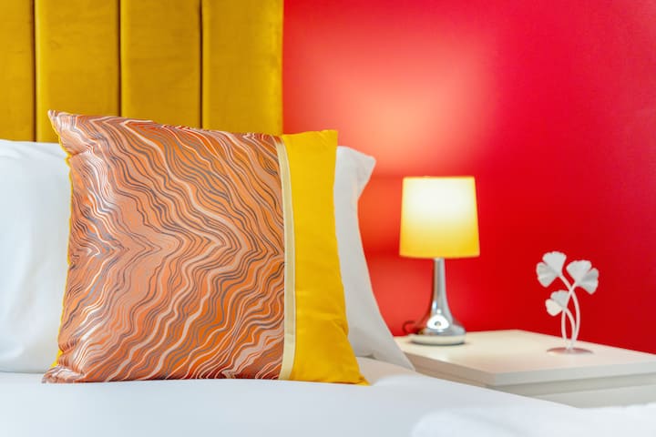 Спалня 5 разполага с удобно двойно легло, достатъчно място за съхранение и самостоятелна баня. 