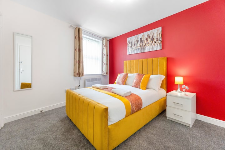 Спалня 1 разполага с удобно двойно легло, достатъчно място за съхранение и самостоятелна баня. 