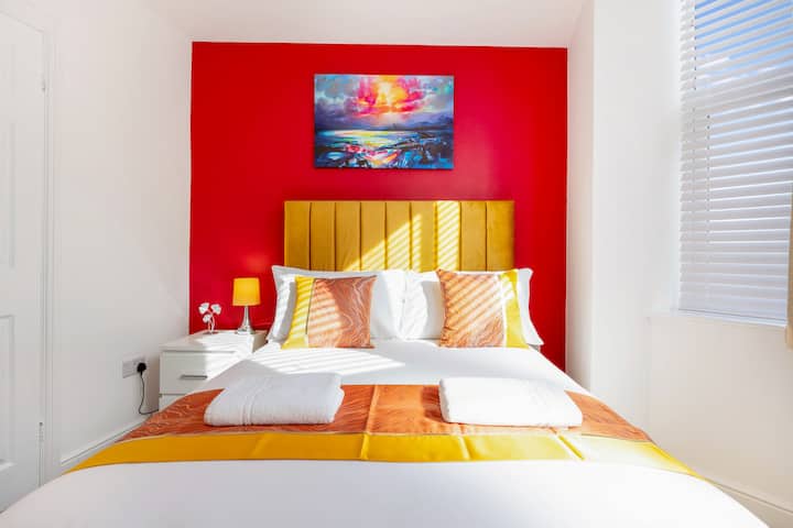 Спалня 4 разполага с удобно двойно легло, достатъчно място за съхранение и самостоятелна баня. 